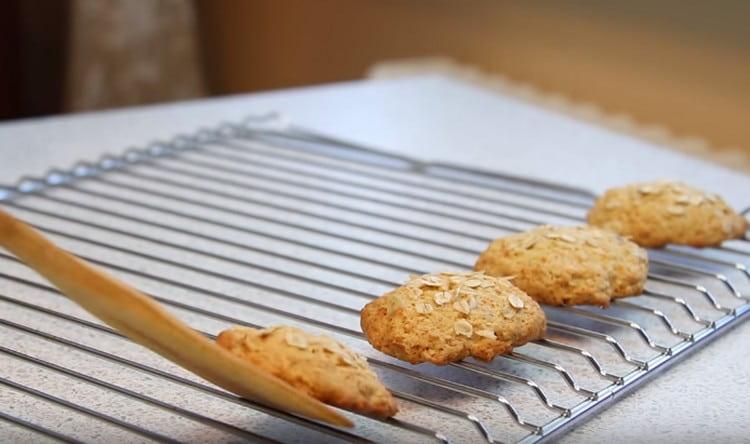 Dopo aver tolto i biscotti dal forno, è necessario lasciarli raffreddare sulla griglia.