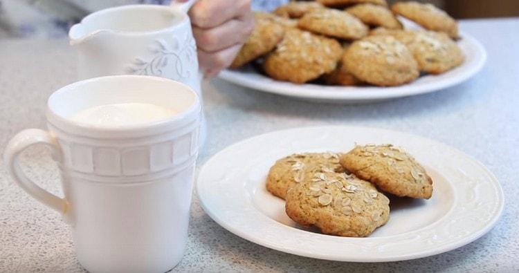 Ovesné sušenky s medem budou ještě chutnější, pokud je pijete s mlékem.