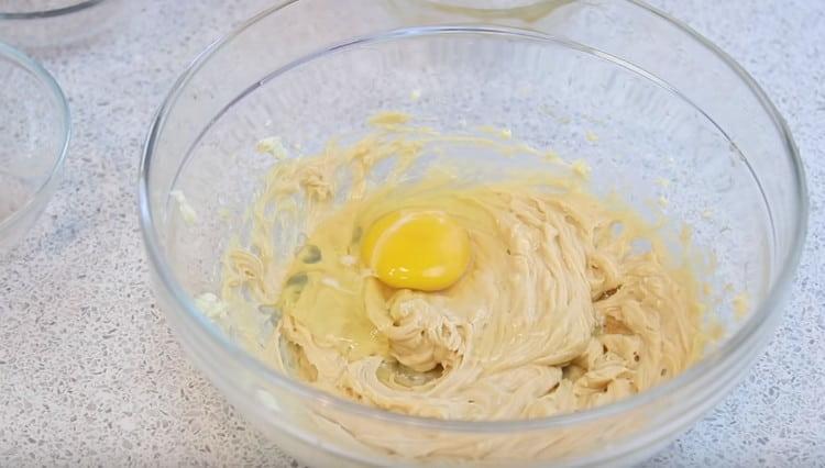 Přidejte vejce do máslové hmoty a znovu bijte.