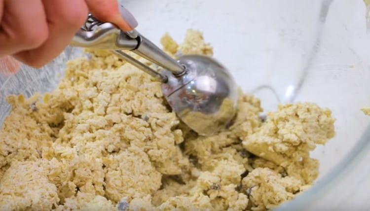 je vhodné vytvořit takové sušenky lžičkou zmrzliny.