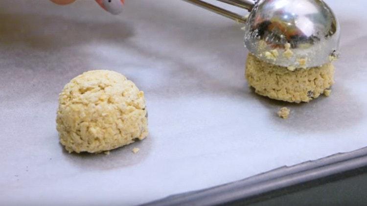 A cookie-üregeket szétszórjuk egy pergamentel borított sütőlapra.