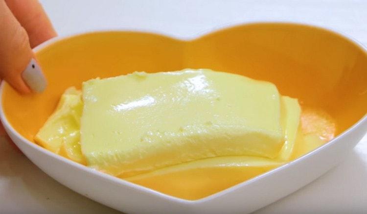Vyjmeme máslo předem z ledničky, aby bylo měkké.