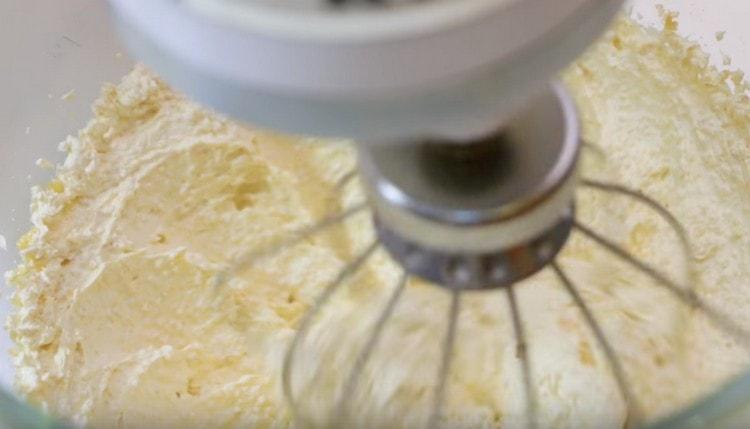 Pomocí mixéru rozmíchejte máslo s cukrem a vejcem na svěží lehkou hmotu.
