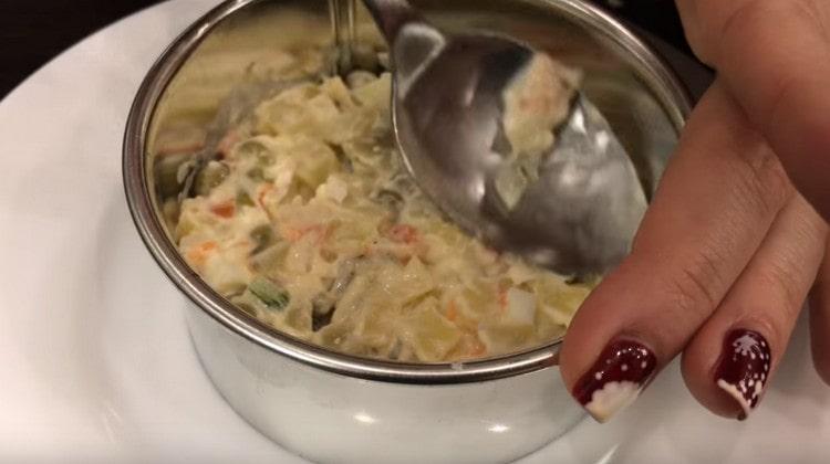 Per una bella porzione, adagiare l'insalata con l'anello culinario.