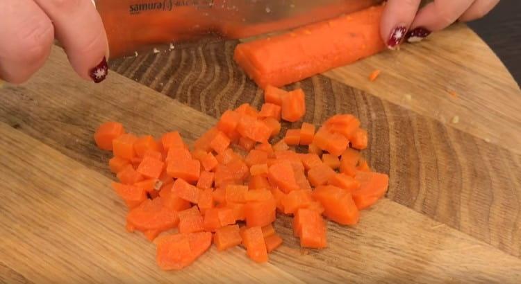Nakrájejte mrkev a brambory na malou kostku.