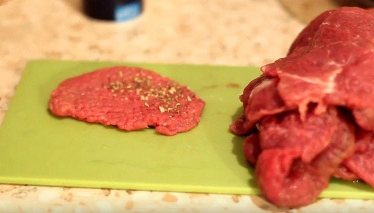 Πασπαλίστε το κρέας με αλάτι και μπαχαρικά για να δοκιμάσετε.