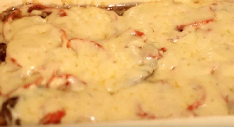Rindfleischkoteletts im Ofen schmecken noch besser, wenn Sie sie am Ende des Garvorgangs mit Käse bestreuen.