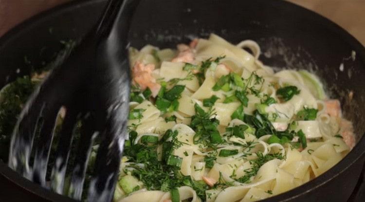 laita kastike kalan kanssa melkein valmiita pastaa sekä vihanneksia.