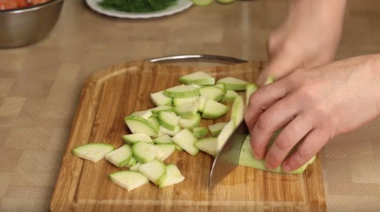 In Scheiben Zucchini schneiden.