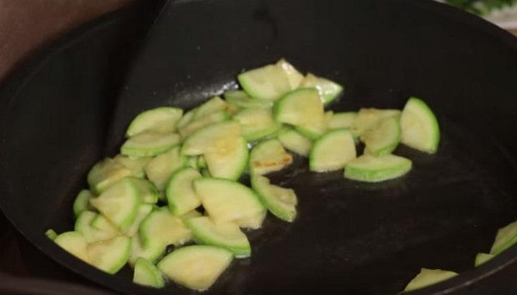 Die Zucchini in einer Pfanne braten und dann entfernen.
