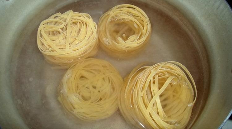 Keitä pastaa.