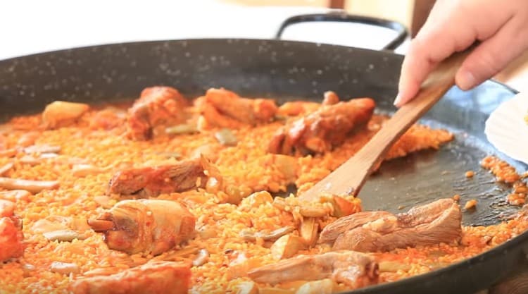 Prova a cucinare la classica paella di pollo secondo la nostra ricetta.