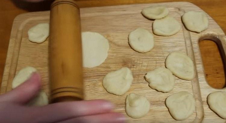 Нарежете наденицата тесто на парчета и ги разточете на тънко.
