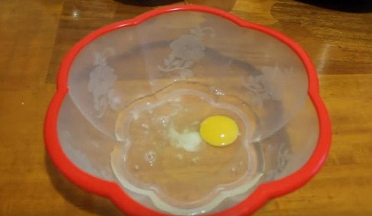 Gießen Sie Wasser in eine Schüssel, fügen Sie Salz und Ei hinzu.