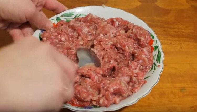 Mescolare accuratamente la carne macinata.