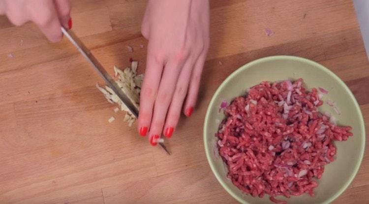 Macinare l'aglio, aggiungere alla carne macinata.
