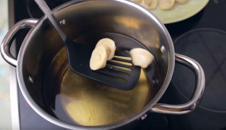 Jemně rozprostřete knedlíky v másle.