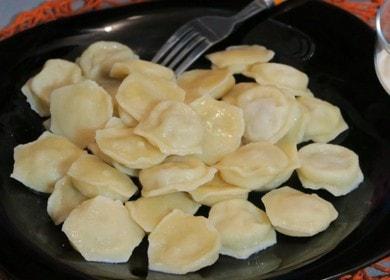 Μαγειρέψτε τραγανά κουτάλια γαλοπούλας σύμφωνα με τη συνταγή με μια φωτογραφία.