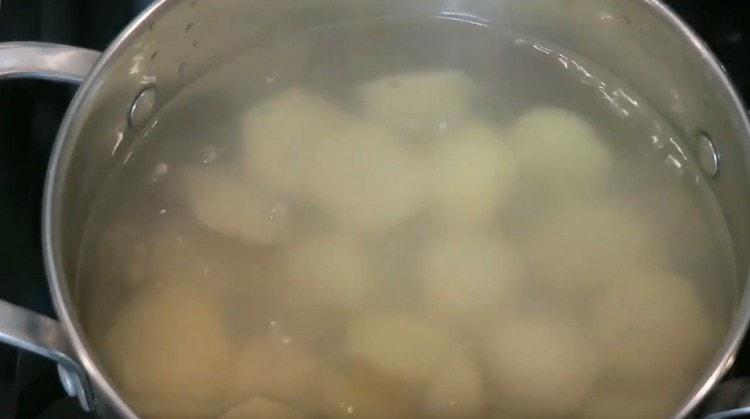 Διανέμουμε τα ζυμαρικά στο βρασμένο αλατισμένο νερό.