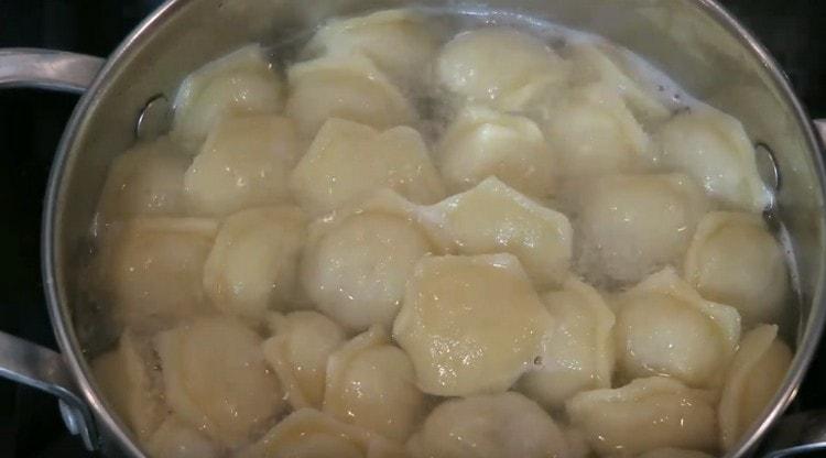 Μαγειρέψτε τα ζυμαρικά μέχρι να αναδυθούν.