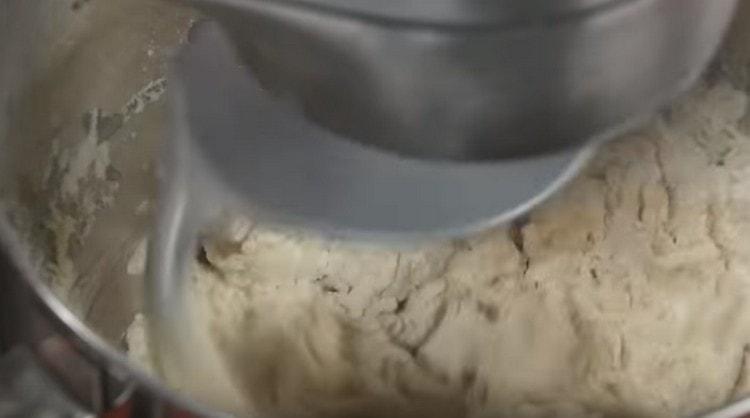 Usando acqua e farina di cipolla, oltre a un uovo, impastare la pasta.