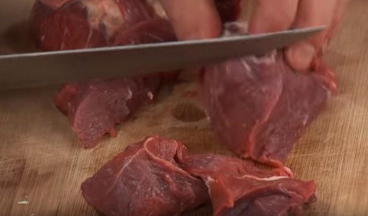 Κόψτε το κρέας σε κομμάτια.
