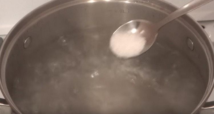 In einem Topf das Wasser zum Kochen bringen, Salz hinzufügen.