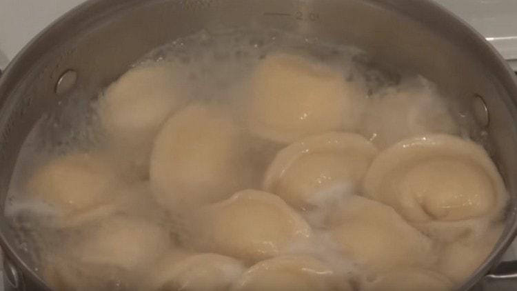 Μαγειρέψτε τα ζυμαρικά μέχρι να αναδυθούν.