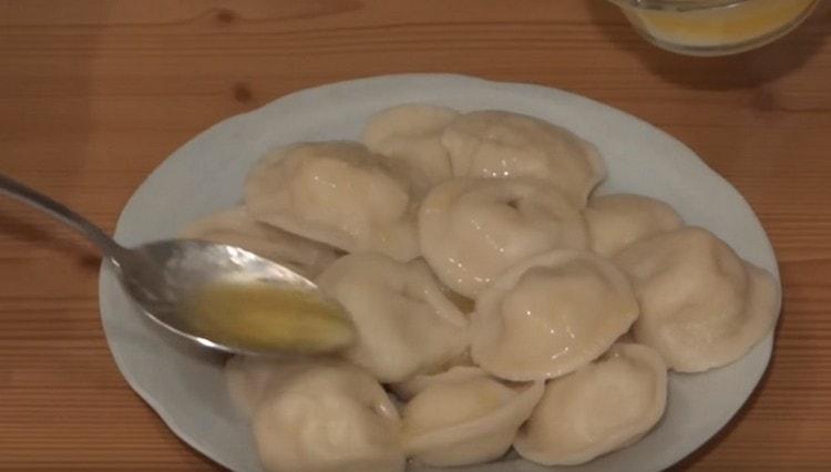 Ang mga handa na dumplings na may patatas ay natubigan bago maghatid ng tinunaw na mantikilya.