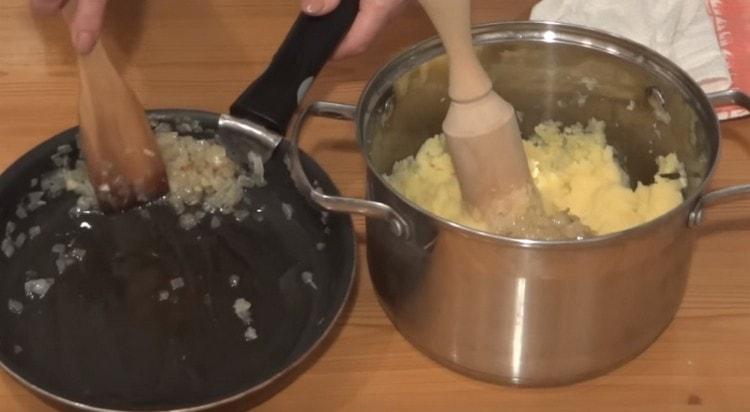 Προσθέστε το τηγανισμένο κρεμμύδι στις πατάτες, ανακατέψτε.