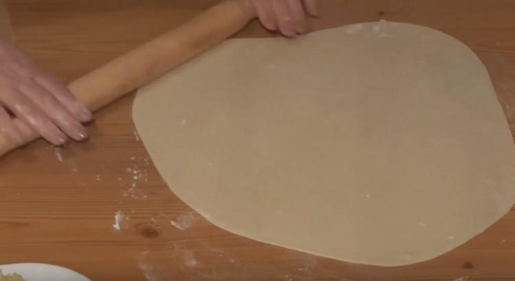 Нарежете тънко готовото тесто за кнедли.