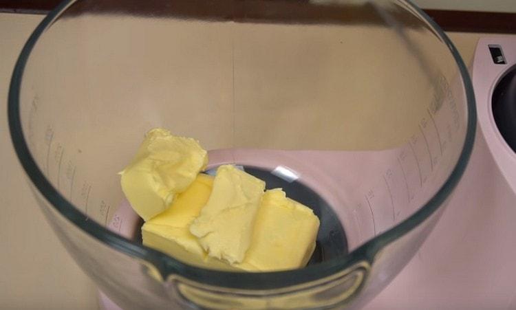 Vložte měkké máslo do mísy mísiče.