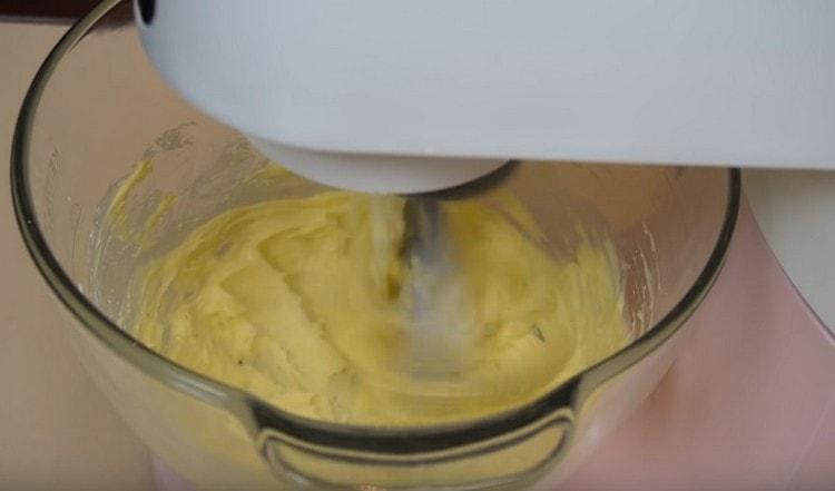 Pomazejte máslo práškem pomocí mixéru, dokud nebude skvělý.