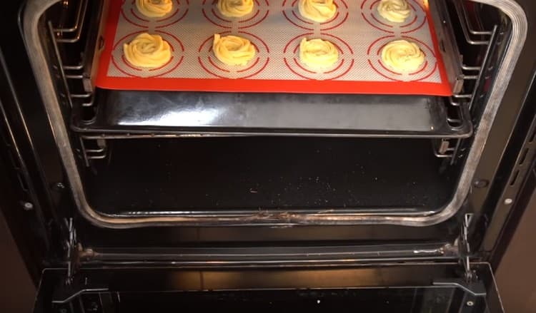 Wir schicken Kekse für 15-20 Minuten in den Ofen.