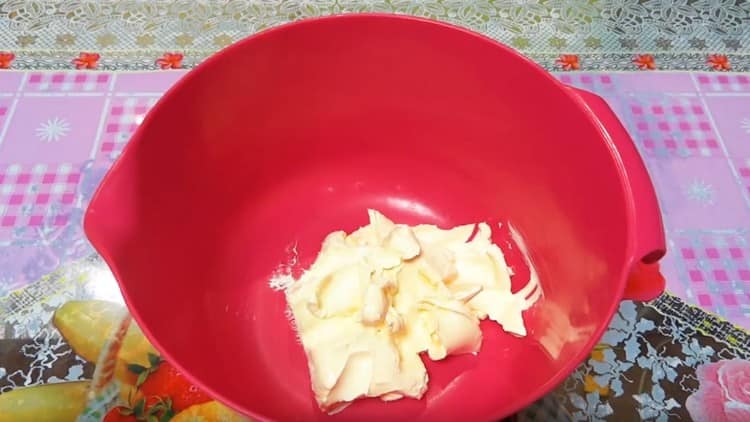 Kenje meg a lágyított margarint egy tálba.