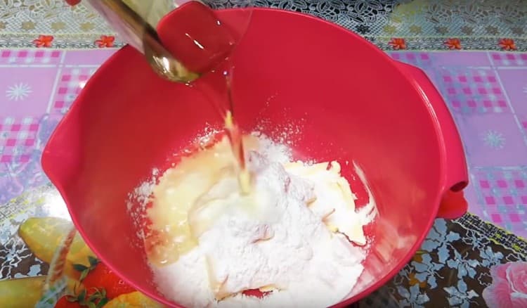 Į margariną įpilkite cukraus pudros ir augalinio aliejaus.