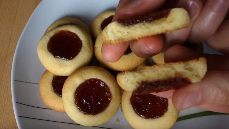 Както можете да видите, вкусни късопечени бисквитки със сладко могат да се пекат дори у дома.