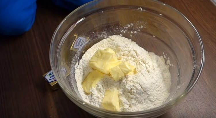 V misce smíchejte změkčené máslo s moukou.