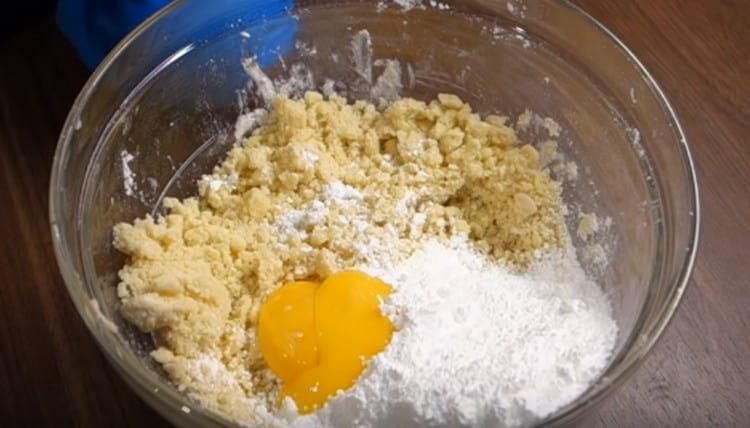 Lisää munankeltuaiset ja jauhettu sokeri saatuihin murusiiniin.
