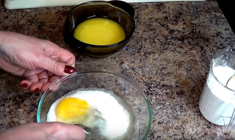 2 Eier in einer Schüssel verquirlen und mit Zucker verquirlen.
