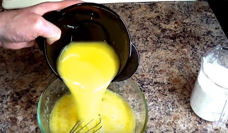 Lisää suola ja sulatettu voi muna-massaan.