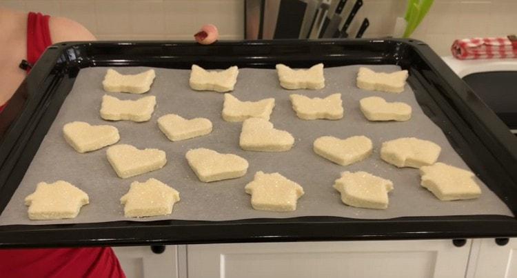 Сложете бисквитките върху лист за печене и оставете да се пекат.