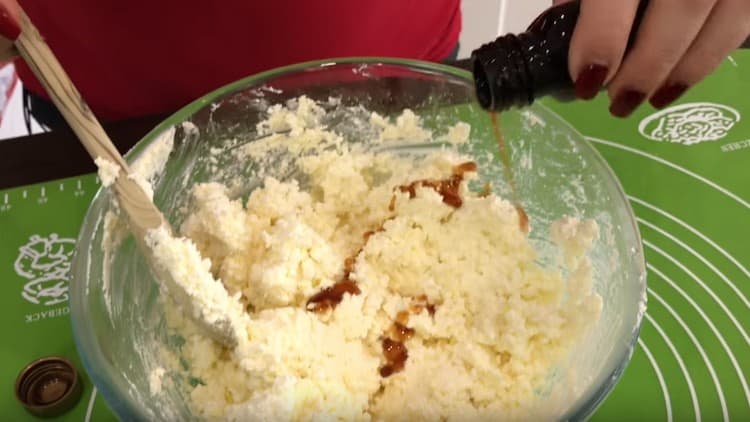 Aggiungi l'estratto di vaniglia alla massa.