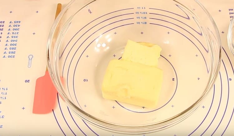 Vložte měkké máslo do mísy.
