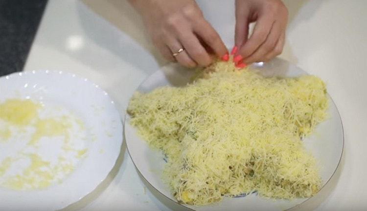 Ψεκάστε ολόκληρη τη σαλάτα με τυρί.