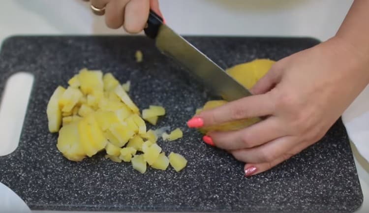 Leikkaa kuoritut perunat pieneksi kuutioksi.