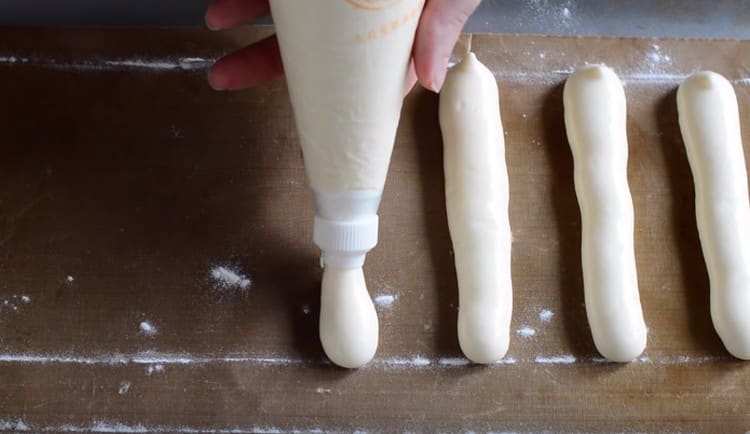 Tésztazsák segítségével a nők ujjait egy pergamentel borított sütőlapra tesszük.