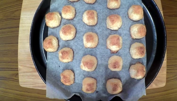 Wir schicken Kekse in den Ofen, er ist schnell gebacken.