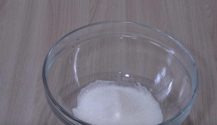يُمزج السكر مع سكر الفانيليا في وعاء.