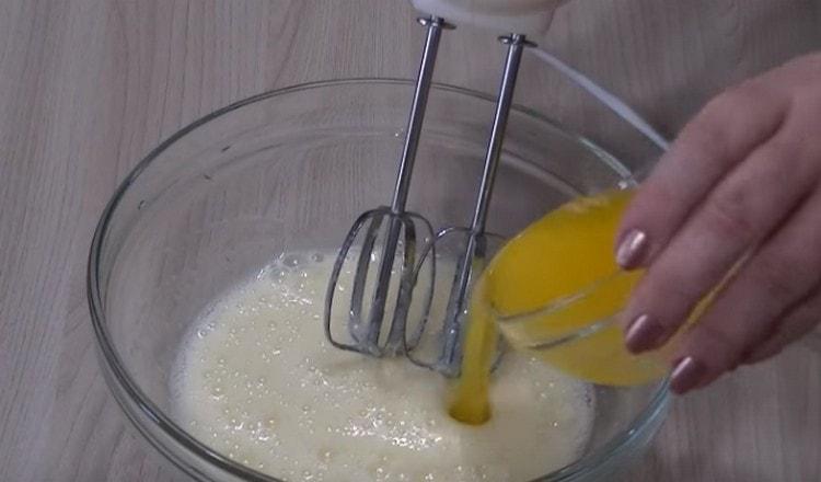 Entrez le beurre pré-fondu dans la masse d'oeufs.